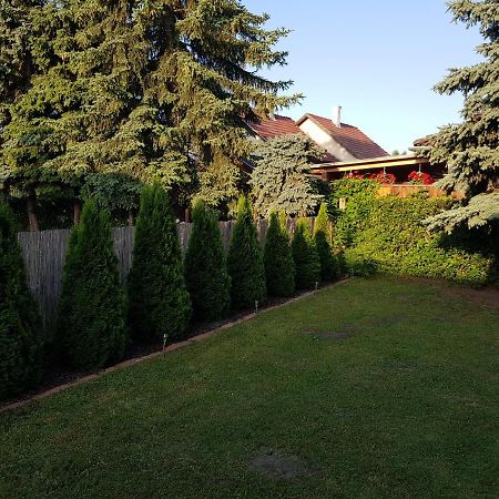 Nador Apartman Lägenhet Balatonlelle Exteriör bild